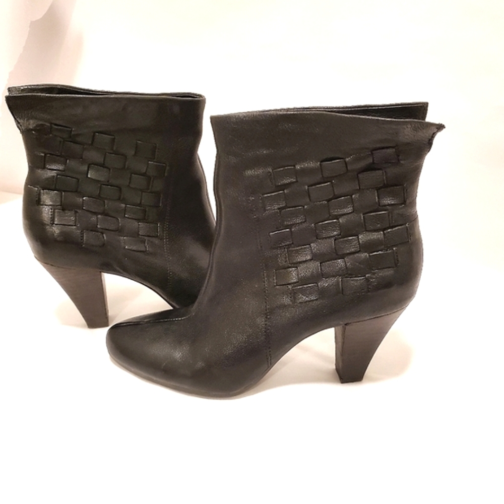 Nine West Size 7.5 woven design Leather heeled Booties
